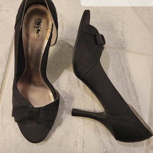 Mossimo Supply Co black heels w/ bow
